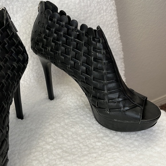 Calvin Klein Rayven Leather Bootie 6 1/2 - Picture 4 of 8